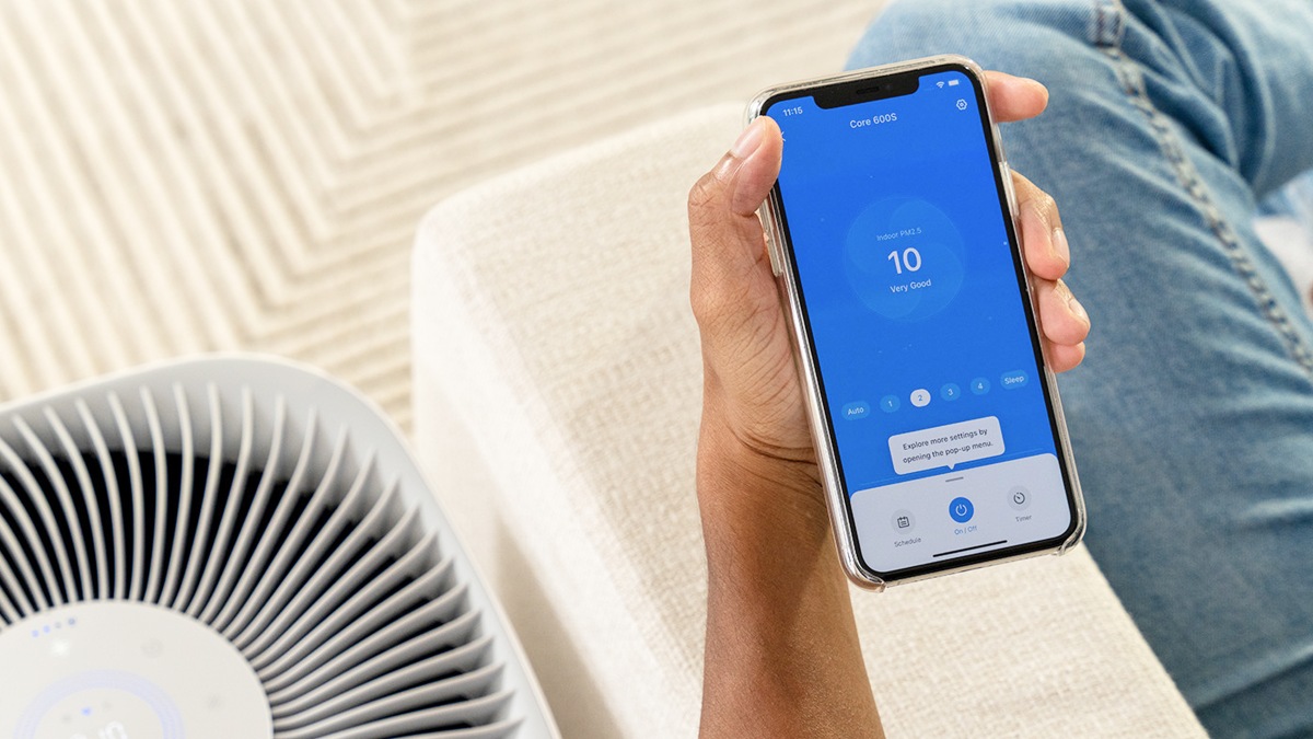 Levoit air purifier Auto Mode adjusting fan speed based on indoor air quality sensor readings